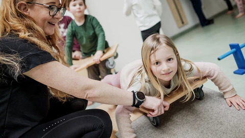 Erzieherin spielt mit Kindern in einer Kita des CJD
