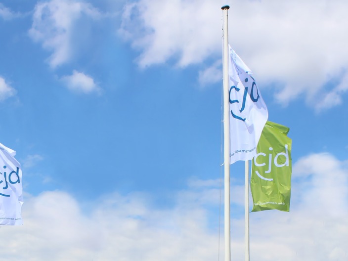 Vier Fahnen mit CJD Logo